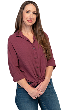 Alumni Amber P. smiling with her hands crossed in front