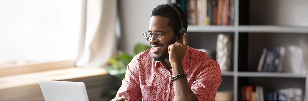 student applying for scholarship online