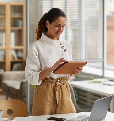 Woman researching the UOPX transfer pathway program